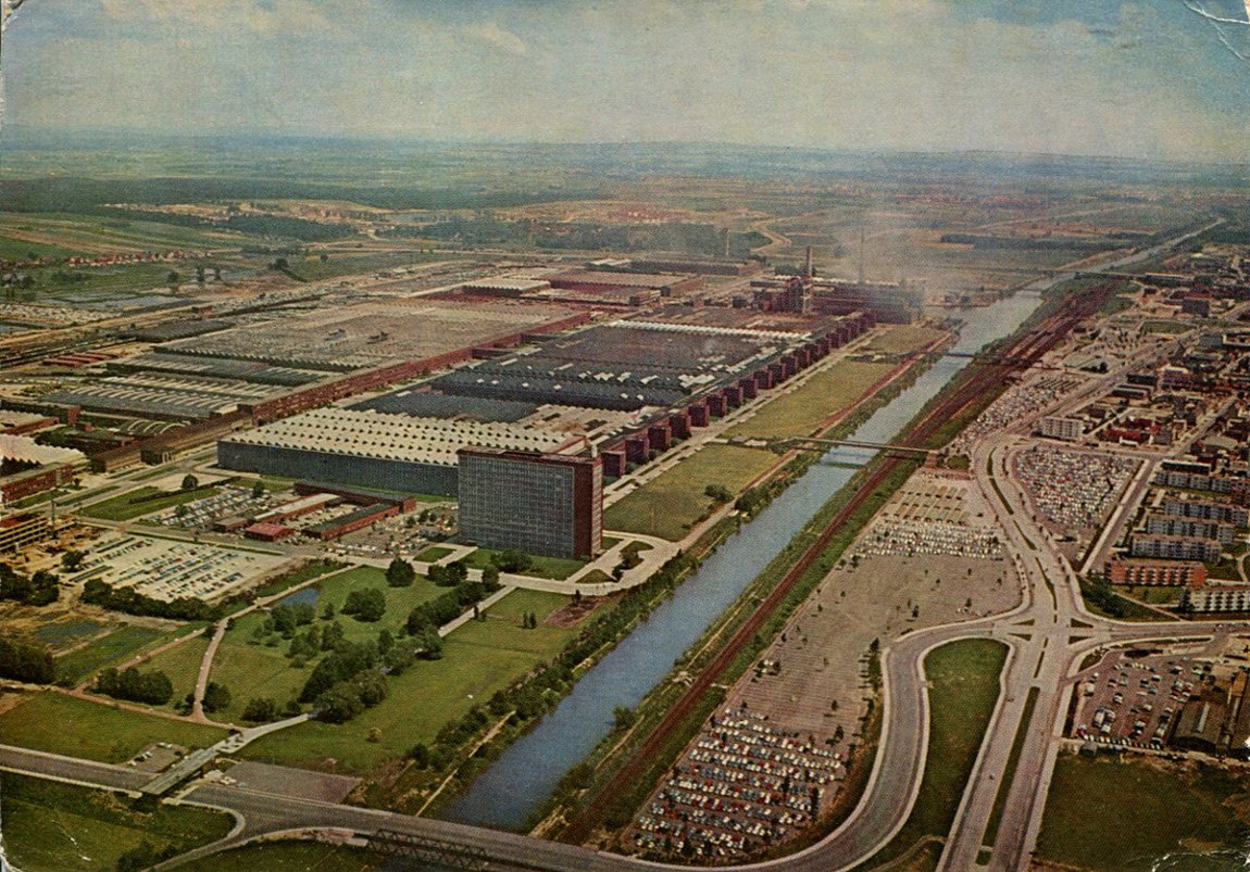 Aerial view of Wolfsburg photographt by Roger W, no changes made, CC License https://creativecommons.org/licenses/by-sa/2.0/